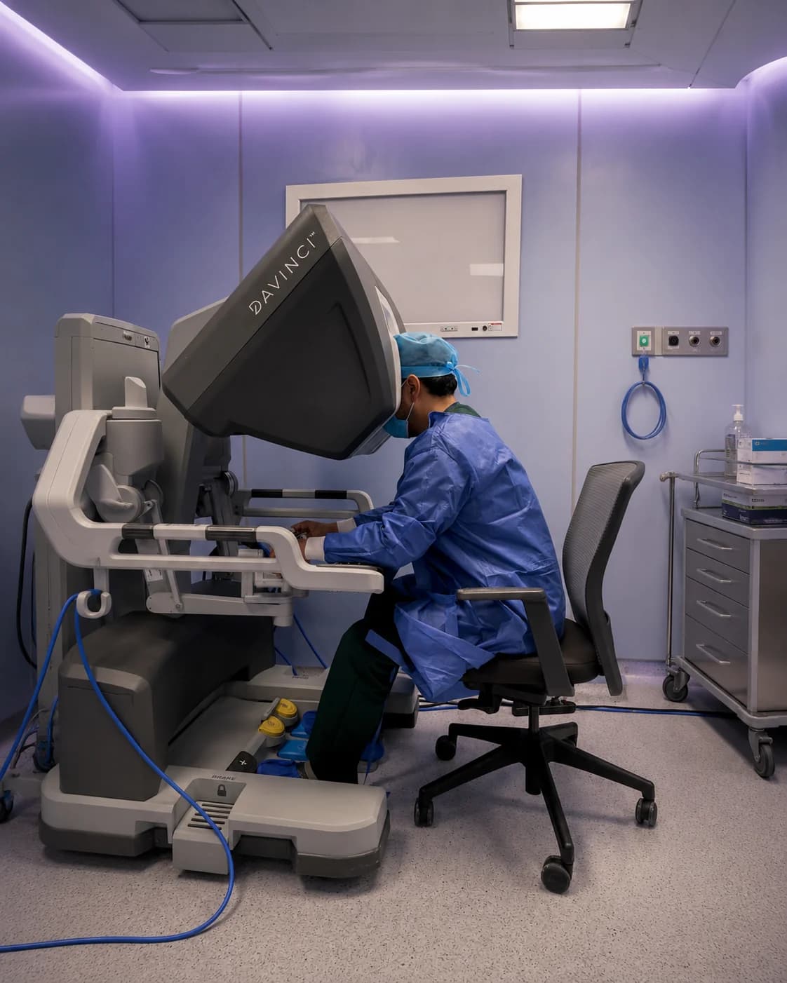 Cirujano utilizando plataforma robótica Da Vinci en quirófano